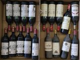 plusieurs bouteilles de vin dans une caisse sur la table