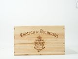 une enseigne en bois sur laquelle figure un blason