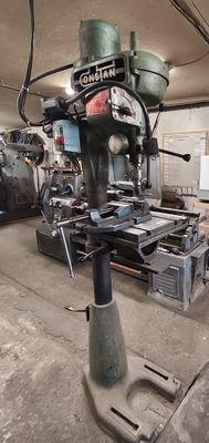 une machine qui se trouve dans un garage