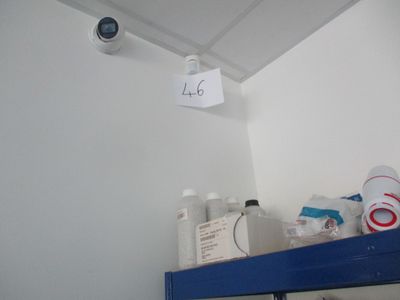 une affiche accrochée au mur au-dessus d'une étagère dans une salle de bains