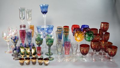 de nombreux verres et tasses de différentes couleurs posés sur une table