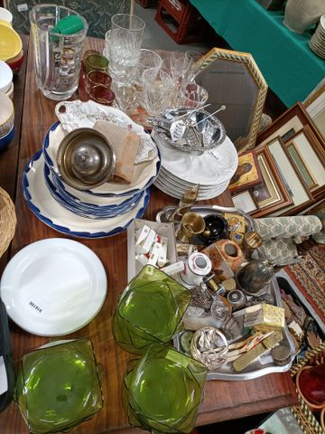 Lots de bibelots divers, verres, coupelles en verre colorés et di
