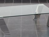 une table en verre posée sur un sol carrelé dans une pièce