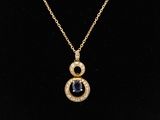 un collier en or orné d'un pendentif en saphir et diamants