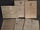 plusieurs vieux journaux posés les uns à côté des autres sur une table