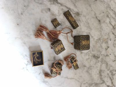 une table en marbre sur laquelle sont disposés divers objets