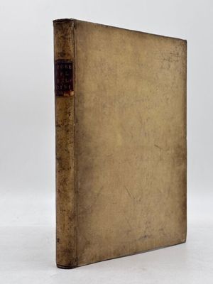 un vieux livre posé sur une surface blanche