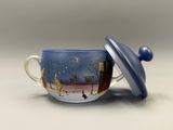 une image représentant une tasse avec un couvercle posée sur une table