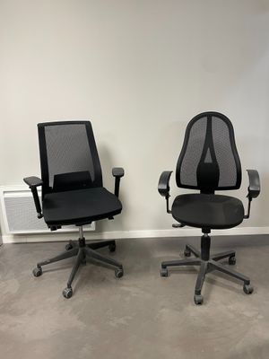 deux chaises de bureau noires dans une pièce aux murs blancs