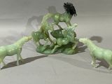 trois figurines d'animaux posées sur une table