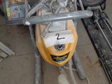une machine posée par terre à côté d'un tas d'outils