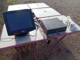 une petite table sur laquelle se trouvent un écran et d'autres appareils électroniques
