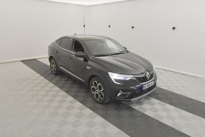 une photo d'une voiture grise dans un garage