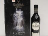 La bouteille et la boîte de Glenfiddichh se trouvent à côté de la bouteille de Glenfiddichh.