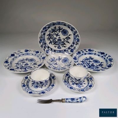 service de table en porcelaine bleue et blanche, comprenant une fourchette et un couteau