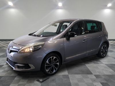 la photo d'une voiture argentée garée dans un garage