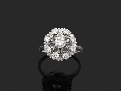 une bague Art déco sertie d'un groupe de diamants