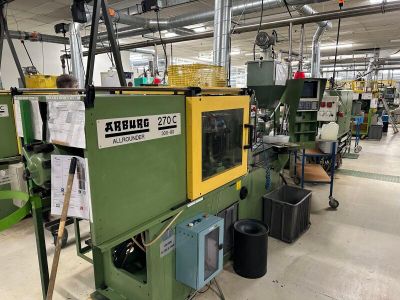 une machine placée au milieu d'une pièce