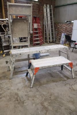 un banc et une table dans une pièce aux murs en briques