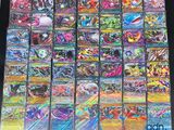 une grande collection de cartes Pokémon posée sur une table