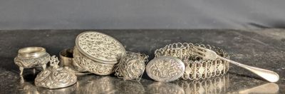 a lot of silver objects that are on a table