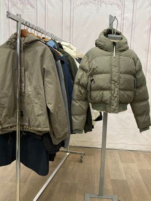 deux vestes suspendues à un portant dans un magasin de vêtements