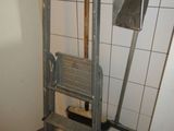 une échelle située à côté des toilettes dans une salle de bains