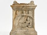 une image représentant une sculpture en pierre d'une femme et de deux enfants