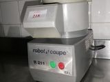un mixeur posé sur le comptoir d'une cuisine