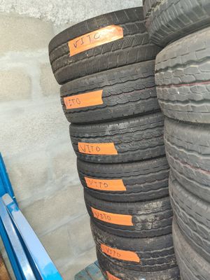 Plusieurs pneus sont empilés les uns sur les autres dans un garage