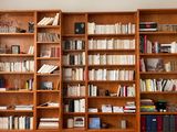 une grande bibliothèque en bois sur laquelle sont rangés de nombreux livres