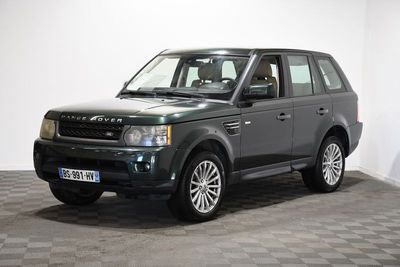 une photo d'un Land Rover gris garé dans une pièce