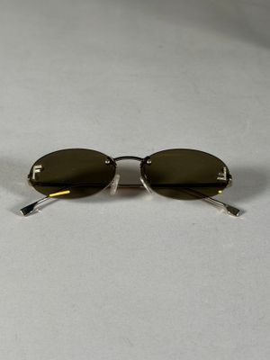 des lunettes de soleil posées sur une surface blanche, avec un fond blanc