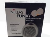 emballage d'une boîte contenant un ventilateur, posé sur une surface blanche