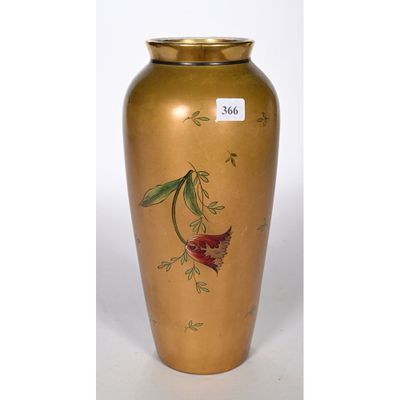 un vase doré sur lequel est peinte une fleur rouge