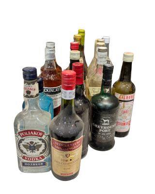 de nombreux types de bouteilles d'alcool alignés sur une table