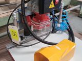 une machine posée sur une table