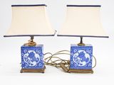 une paire de lampes de table bleues et blanches avec un abat-jour blanc