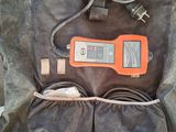 un objet orange et noir posé sur un sac marron
