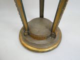 une horloge posée sur une table