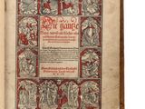 un vieux livre orné d'un motif rouge et noir