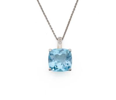 un pendentif composé d'une topaze bleue et de diamants, monté sur une chaîne