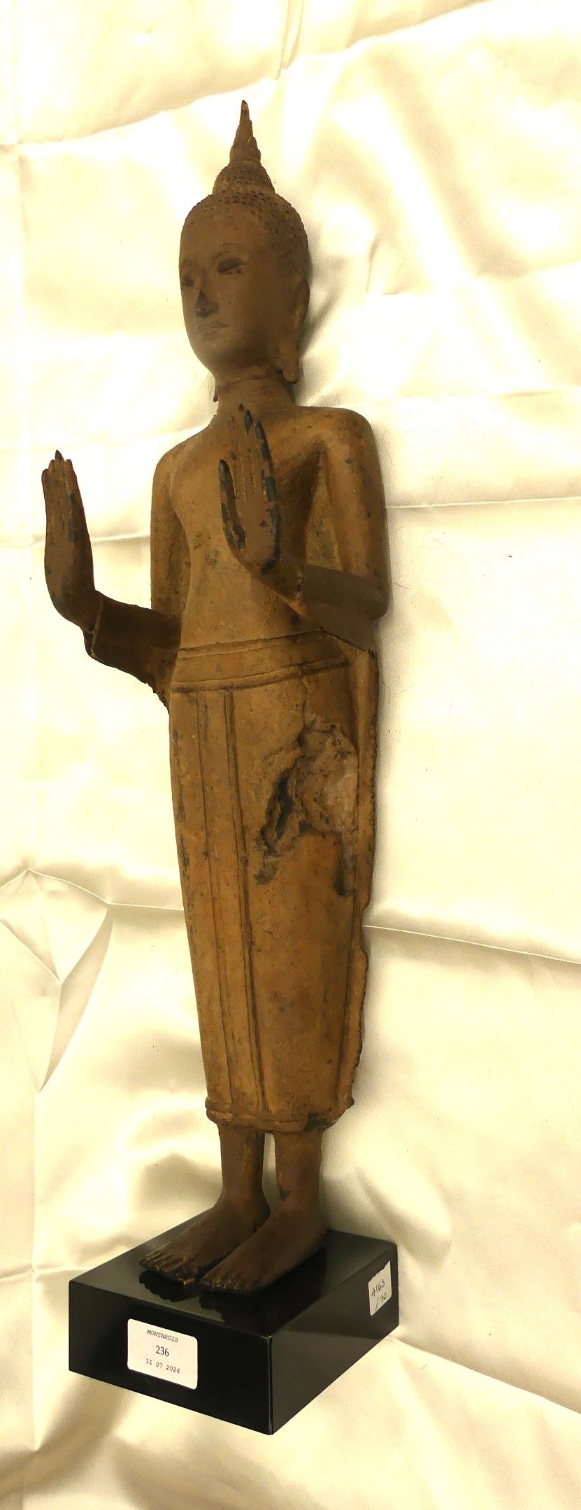 THAILANDE - XIXe siècle Statue en bronze de bouddha, debout, portant un manteau monastique couvrant les deux épaules ...