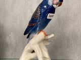 une figurine représentant un oiseau bleu perché sur une branche