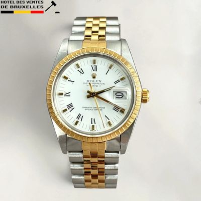 une montre en or et en argent ornée de chiffres romains
