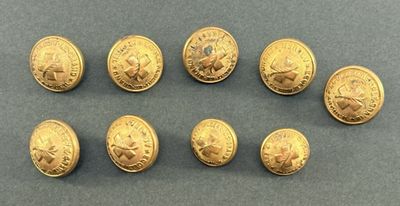 six pièces d'or posées les unes à côté des autres sur une table