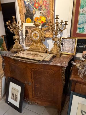 une table sur laquelle est posée une horloge, dans une pièce