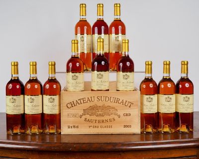 plusieurs bouteilles de vin posées sur une table, à côté d'une caisse en bois