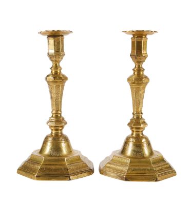 paire de chandeliers anciens en laiton sur fond blanc