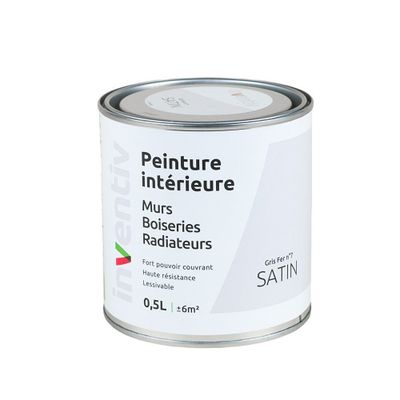 gros plan d'un pot de peinture sur fond blanc